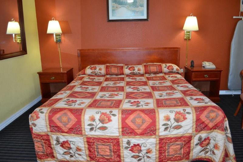 هتل Alpha Inn & Suites