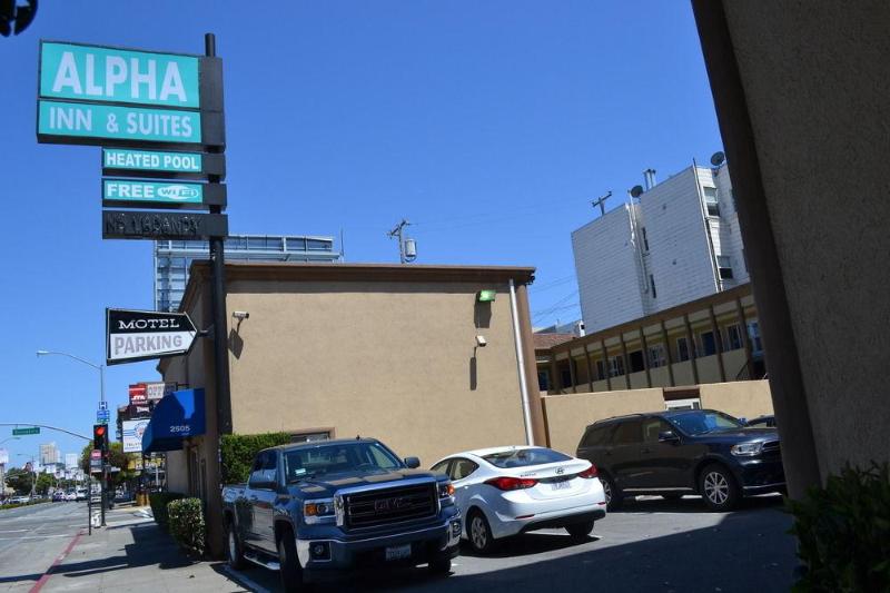 هتل Alpha Inn & Suites