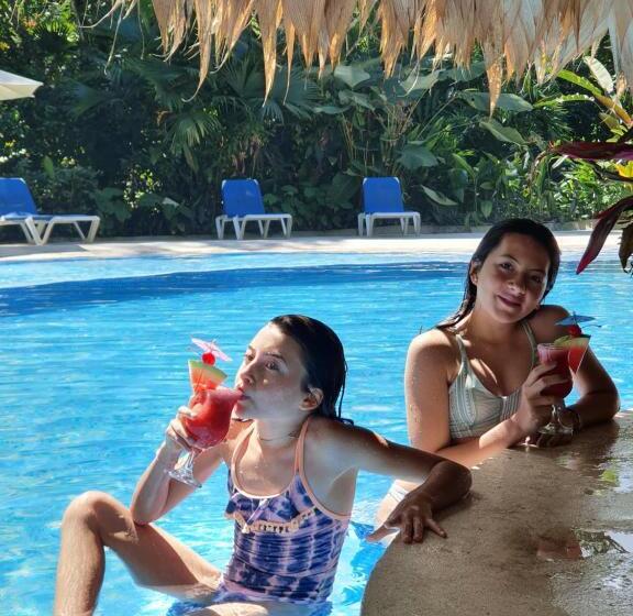 فندق Cariblue Beach and Jungle Resort