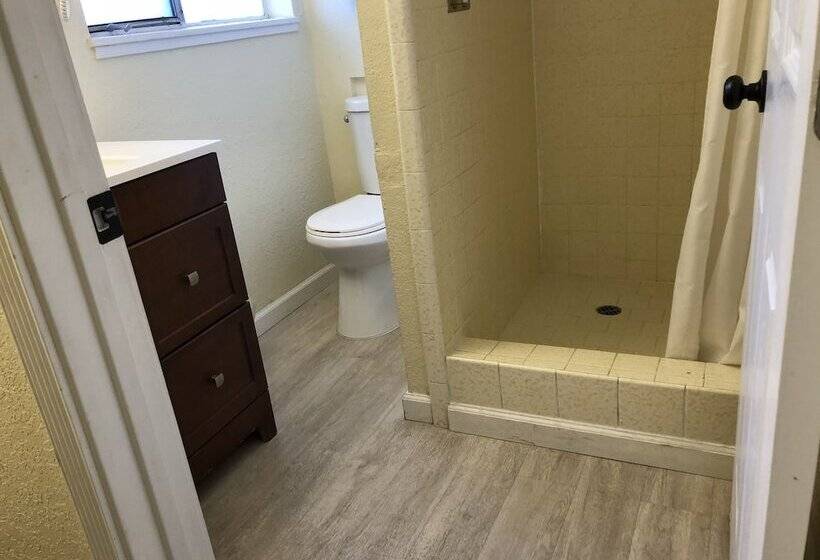 هتل Cedar Inn & Suites