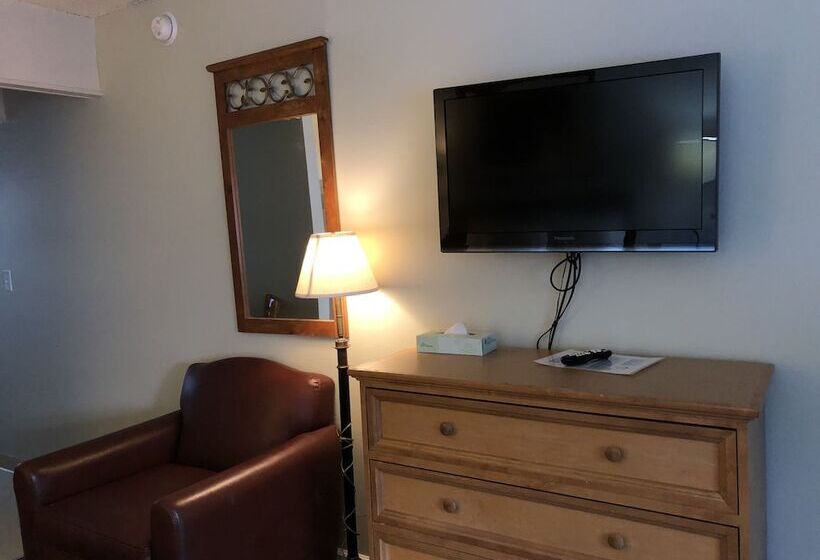 هتل Cedar Inn & Suites