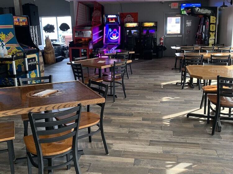 هتل Commodore Perry Inn And Suites
