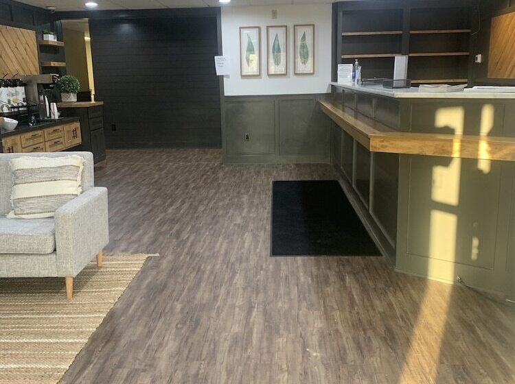 هتل Commodore Perry Inn And Suites