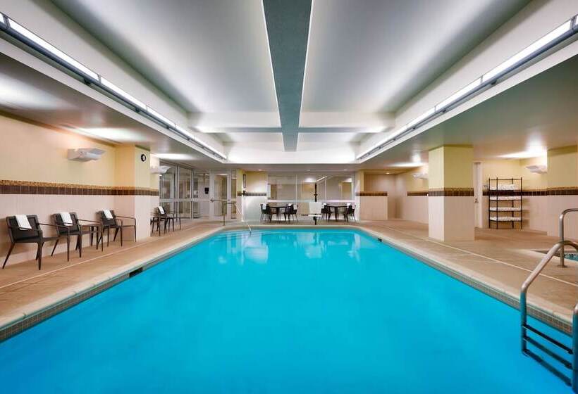هتل Courtyard Lincoln Downtown
