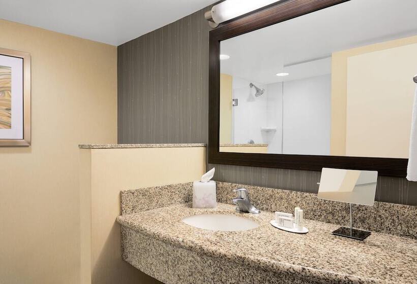 هتل Courtyard By Marriott Newark Downtown