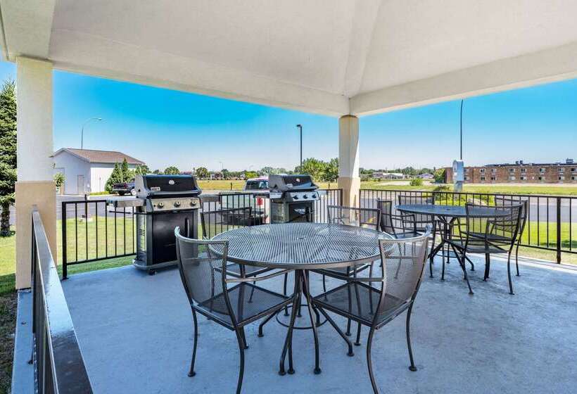 هتل Hawthorn Suites By Wyndham Williston