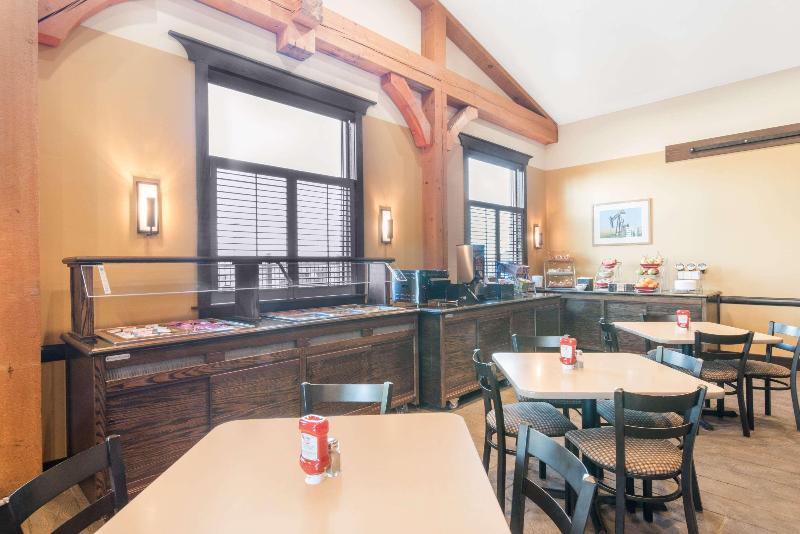 هتل Hawthorn Suites By Wyndham Williston