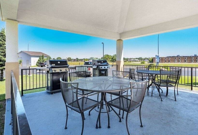 هتل Hawthorn Suites By Wyndham Williston