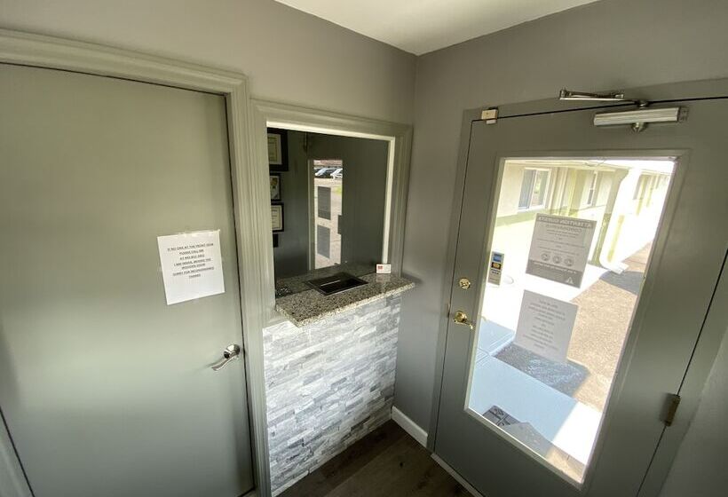 בית מלון כפרי Red Carpet Inn & Suites Wrightstown