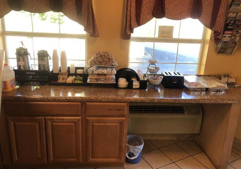 מוטל Smoky View Inn