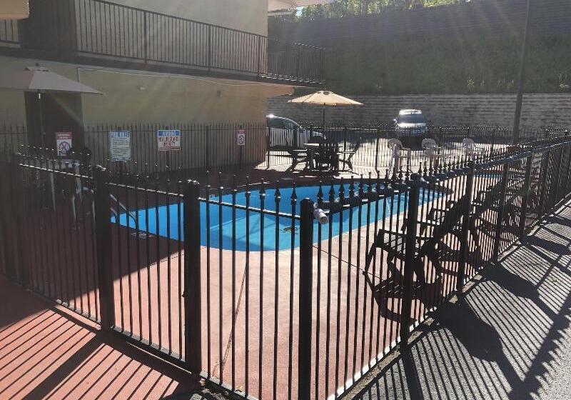 מוטל Smoky View Inn