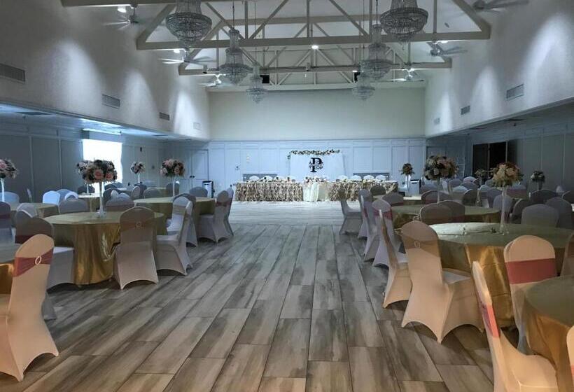 استراحتگاه Columbia Lakes Hotel & Conference Center
