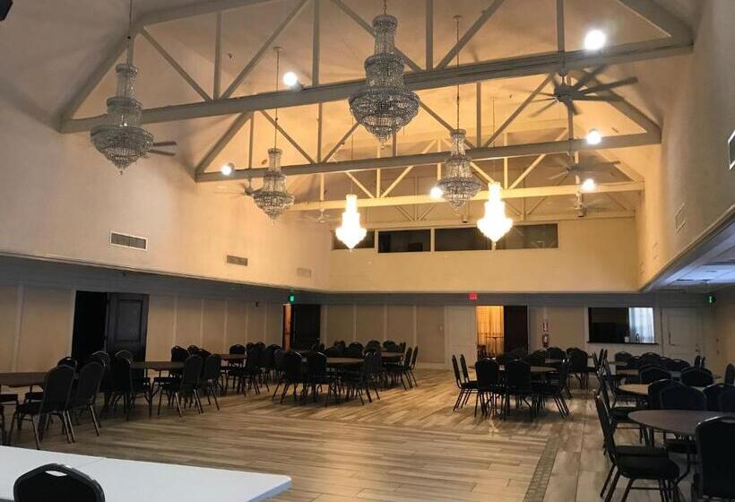 استراحتگاه Columbia Lakes Hotel & Conference Center