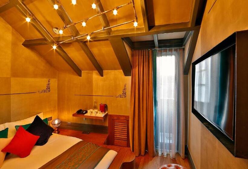 Sanat Boutique  Pera