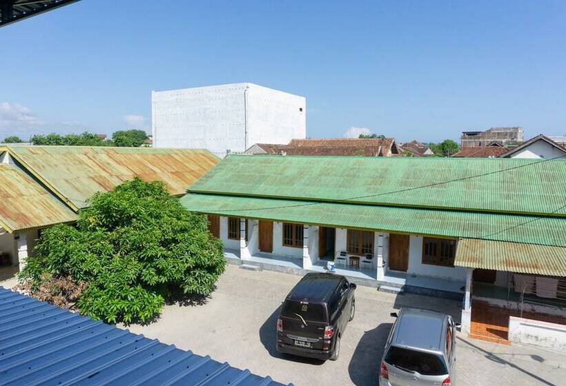 هتل Reddoorz Syariah Near Sultan Muhammad Kaharuddin Airport