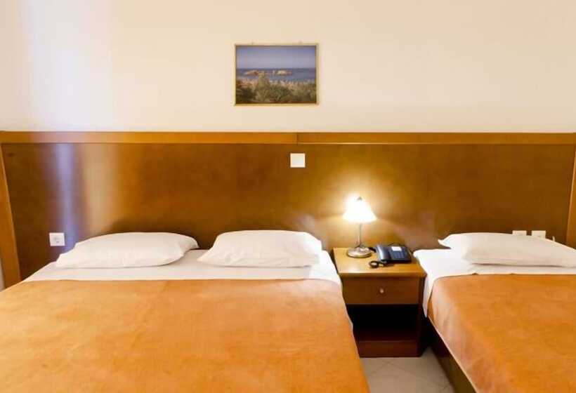 هتل Hiona Holiday