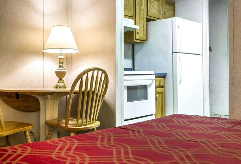 هتل Rodeway Inn & Suites Brunswick Near Hwy 1