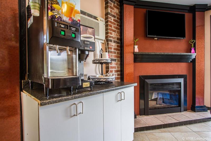 هتل Rodeway Inn & Suites Brunswick Near Hwy 1