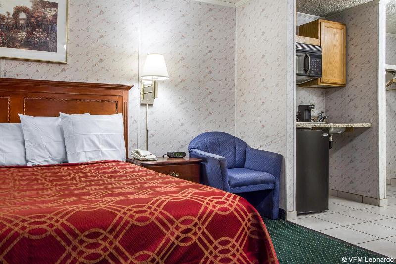 هتل Rodeway Inn & Suites Brunswick Near Hwy 1