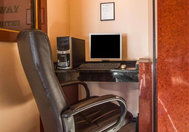 هتل Rodeway Inn & Suites Brunswick Near Hwy 1