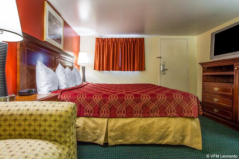 هتل Rodeway Inn & Suites Brunswick Near Hwy 1