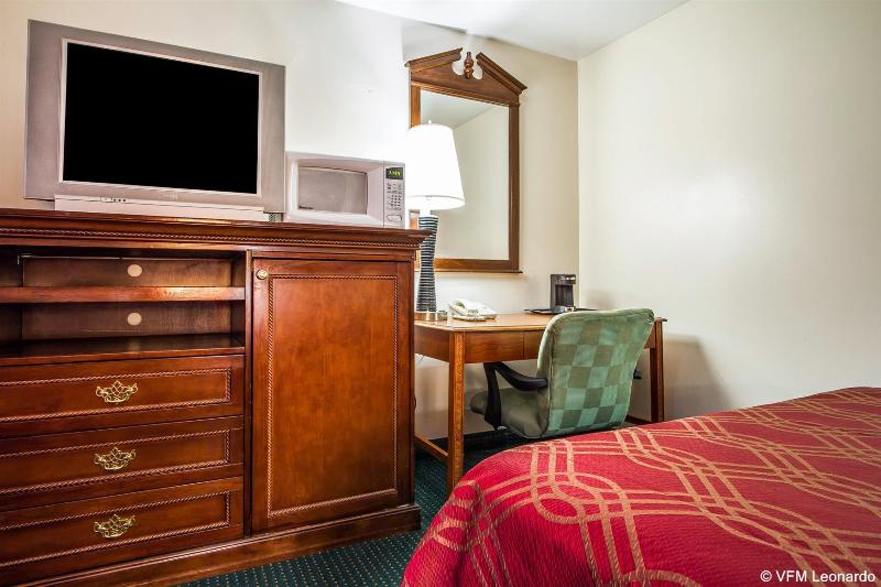 هتل Rodeway Inn & Suites Brunswick Near Hwy 1