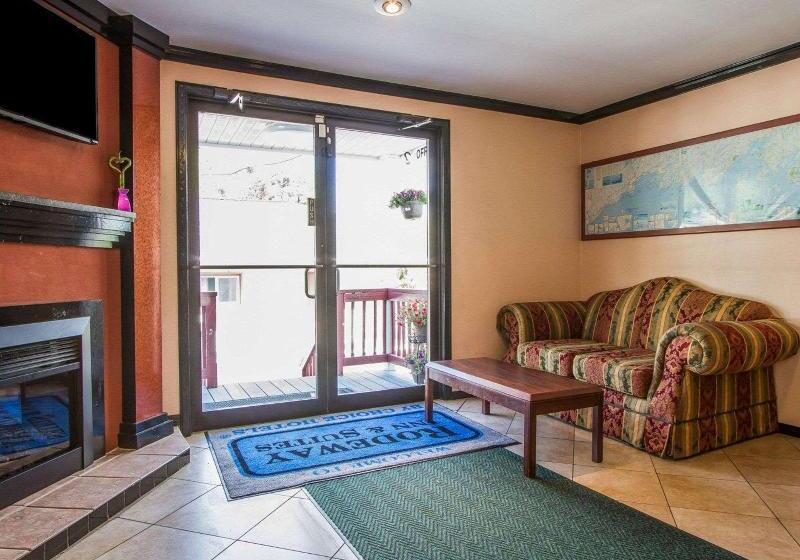 هتل Rodeway Inn & Suites Brunswick Near Hwy 1