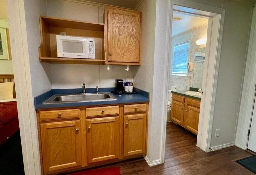 هتل Rodeway Inn & Suites Brunswick Near Hwy 1