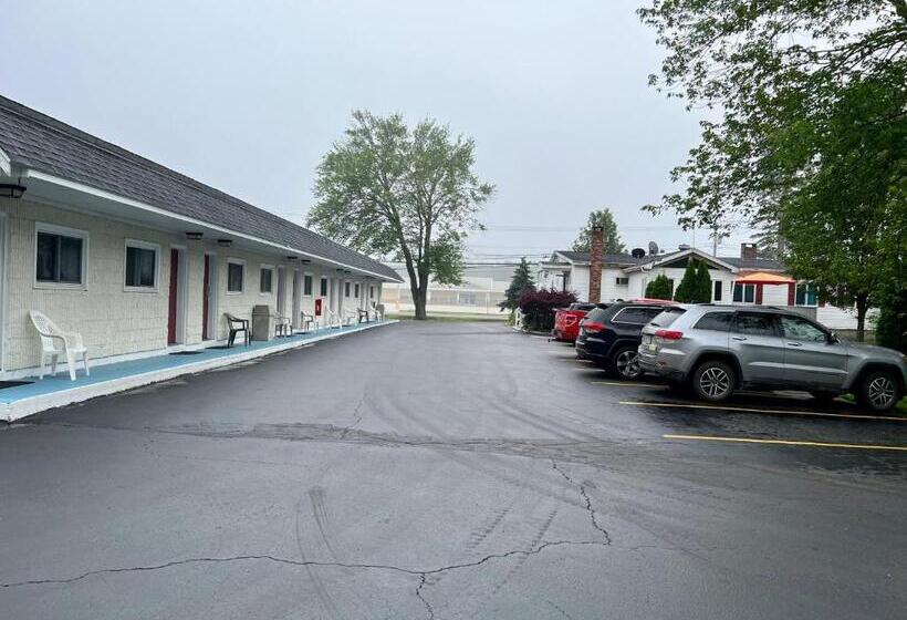 هتل Rodeway Inn & Suites Brunswick Near Hwy 1