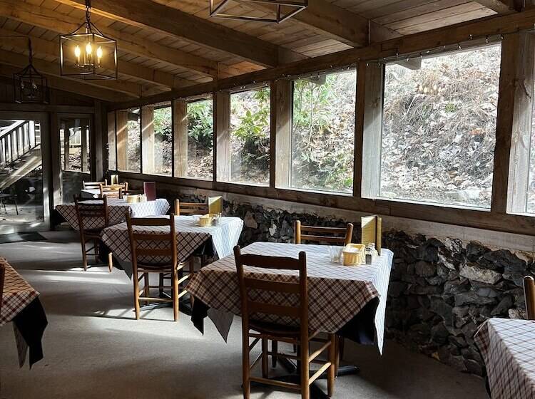 בית מלון כפרי Sugar Tree Inn