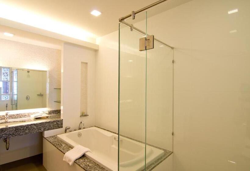 هتل Welcome World Beachfront Resort