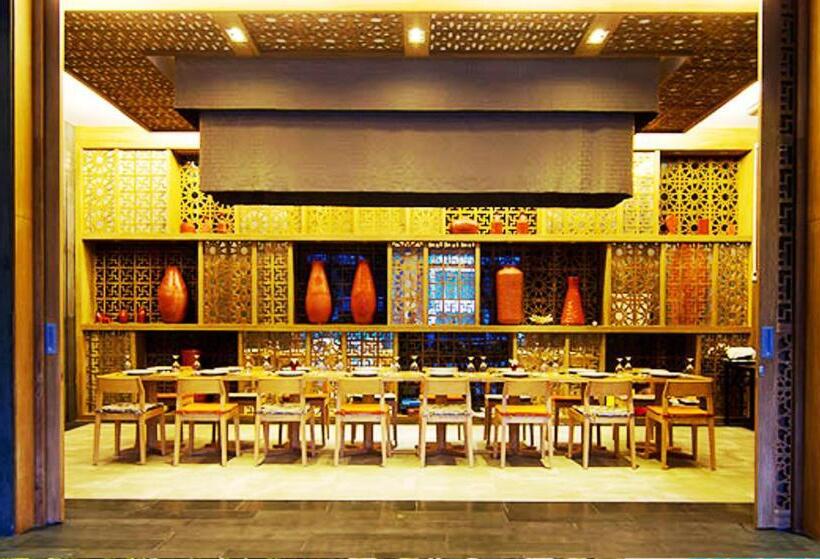 هتل Welcome World Beachfront Resort