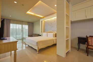 هتل Welcome World Beachfront Resort