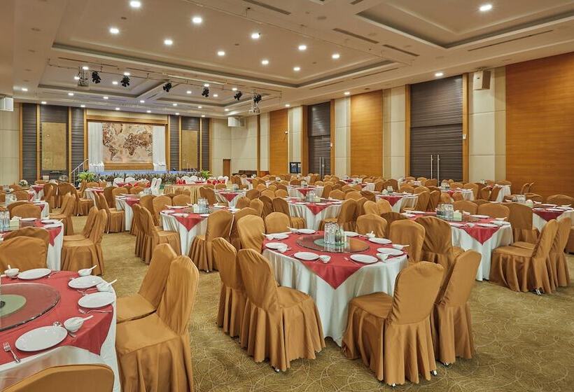 هتل Welcome World Beachfront Resort