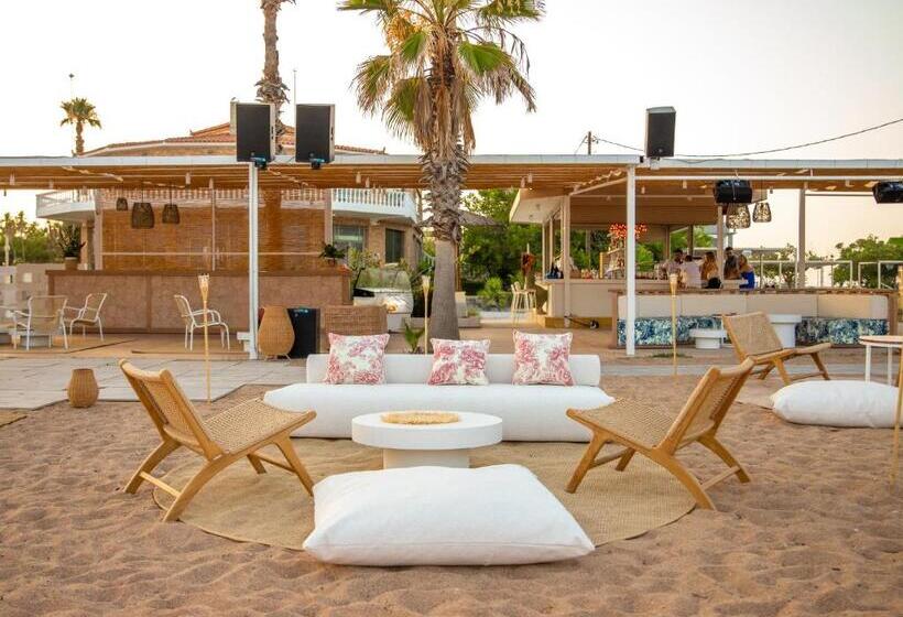 هتل Buka Sandy Beach