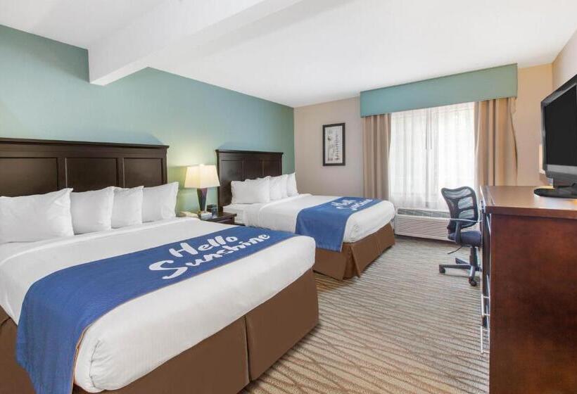 هتل Days Inn By Wyndham Petoskey