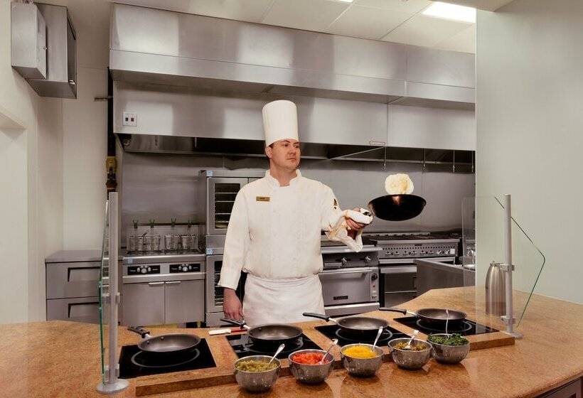 هتل Embassy Suites By Hilton Savannah Historic District