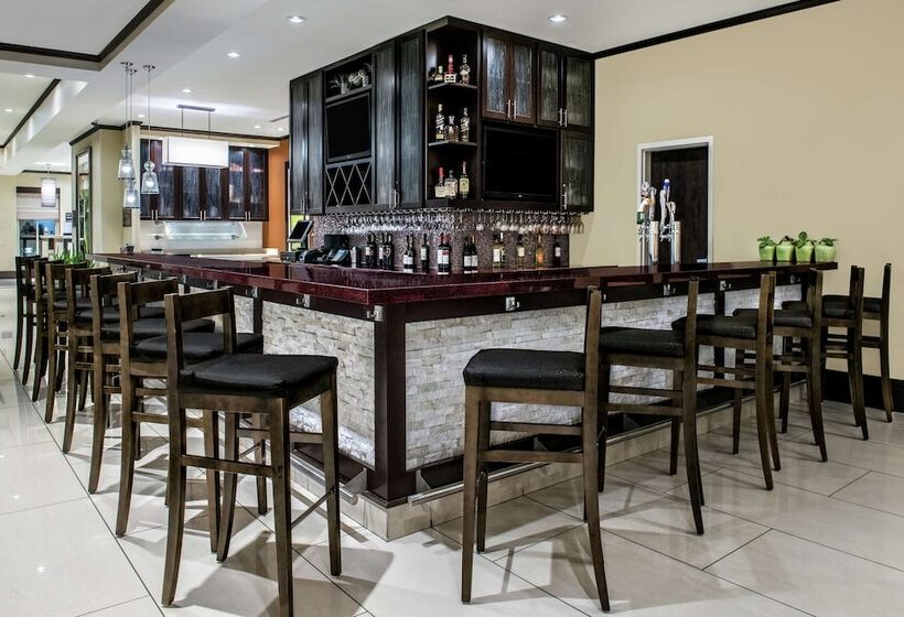 هتل Hilton Garden Inn Victoria