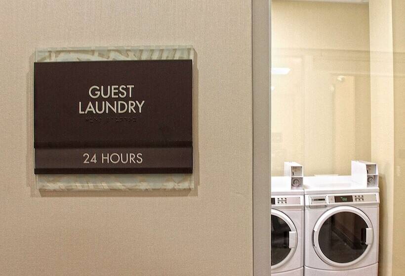 هتل Hilton Garden Inn Victoria