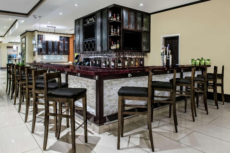 هتل Hilton Garden Inn Victoria