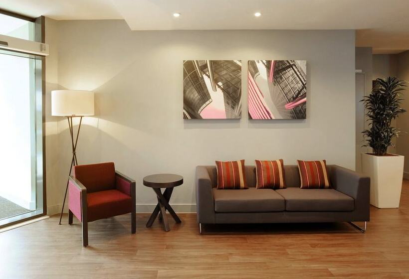 هتل Holiday Inn Express Birmingham   Snow Hill, An Ihg