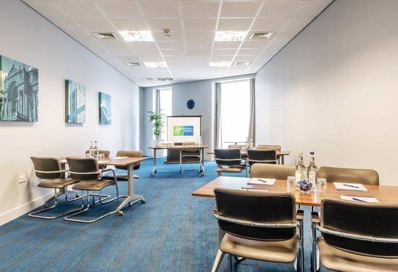 هتل Holiday Inn Express Birmingham   Snow Hill, An Ihg