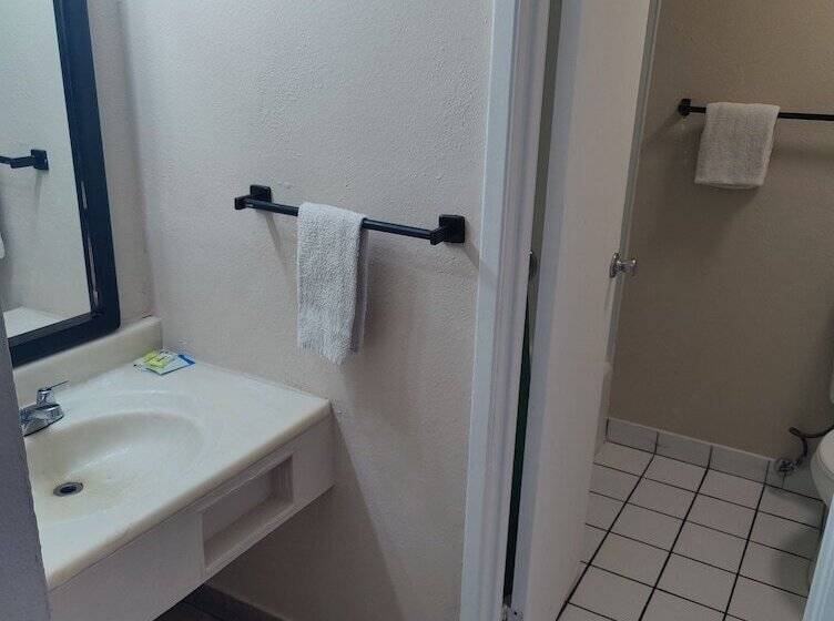هتل Best Inn & Suites