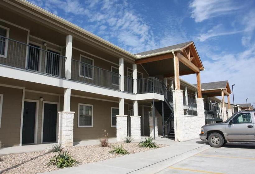 Отель Eagle's Den Suites Kenedy A Travelodge By Wyndham