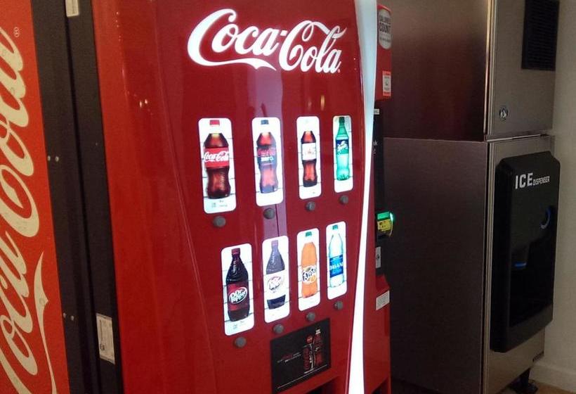 ホテル Three Rivers Inn & Suites