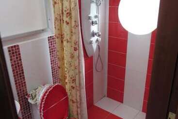 تختخواب و صبحانه Maria Adelaida Hostal