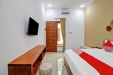 هتل Oyo 90820 Madania Guesthouse