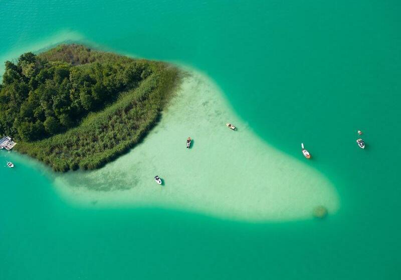 استراحتگاه Barry Memle Directly At The Lake