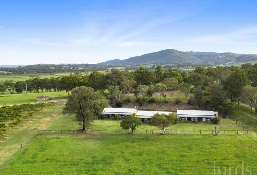 هتل Pokolbin Farm Stay