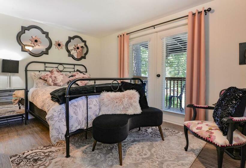 בית מלון כפרי Raven Point Inn